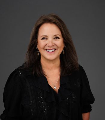 Portrait of Cheryl Chandler, Realtor®.
